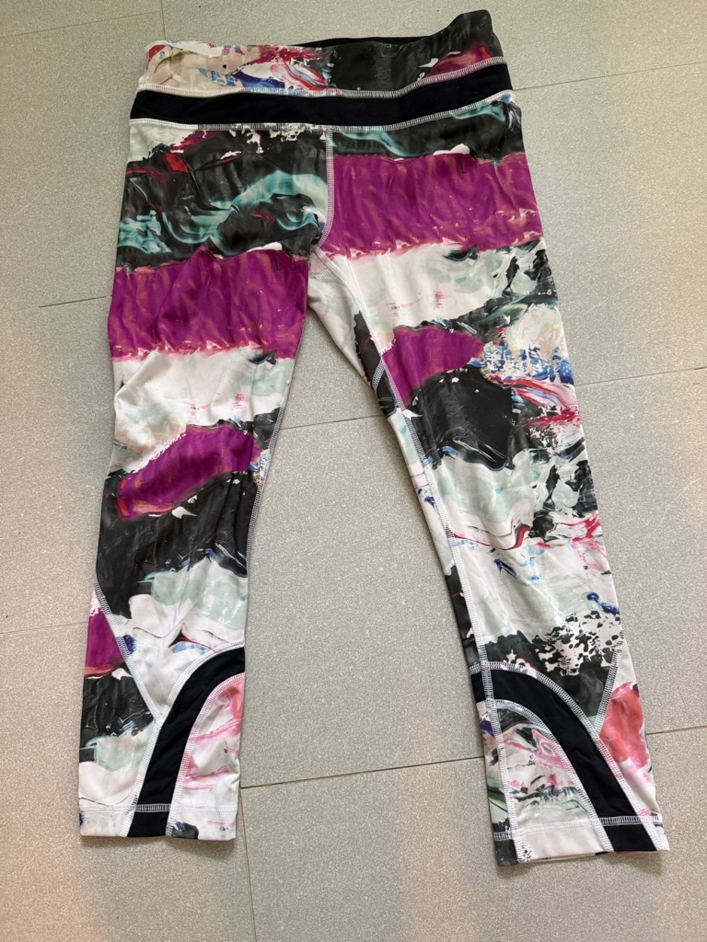 Women’s Lululemon Purple & Black Abstract Print Active Cropped Leggings